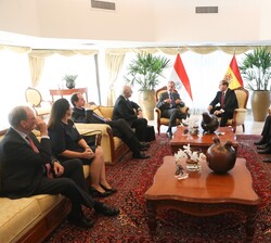 Su Majestad el Rey conversa con el ministro de Relaciones Exteriores de la República del Paraguay, Julio César Arriola, acompañados por las delegacion