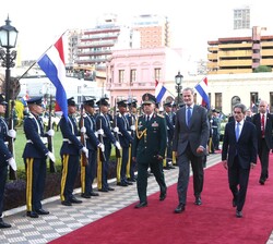 Su Majestad el Rey a su llegada al Palacio de López