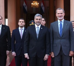 Su Majestad el Rey con el Presidente de la República del Paraguay, Mario Abdo