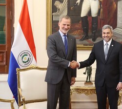 Su Majestad el Rey durante el encuentro con el Presidente de la República del Paraguay, Mario Abdo