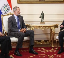 Su Majestad el Rey conversa con el Presidente de la República del Paraguay, Mario Abdo