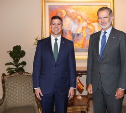 Su Majestad el Rey con el Presidente electo de la República del Paraguay, Santiago Peña