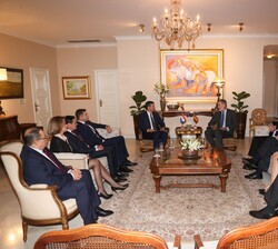 Su Majestad el Rey y el Presidente electo de la República del Paraguay, Santiago Peña, acompañados por las delegaciones de ambos países