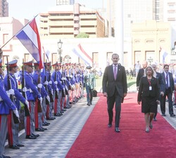 Su Majestad el Rey a su llegada a la ceremonia en el Palacio de López