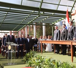 Su Majestad el Rey durante la interpretación del himno Nacional de la República del Paraguay