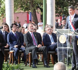 Su Majestad el Rey durante la intervención del Presidente de la República del Paraguay