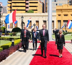 Su Majestad el Rey a su llegada al saludo de los jefes de Estado y sus delegaciones a sus excelencias Santiago Peña, presidente de la República del Pa