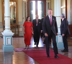 Su Majestad el Rey en el Palacio de López antes del saludo de los jefes de Estado y sus delegaciones a sus excelencias Santiago Peña, presidente de la
