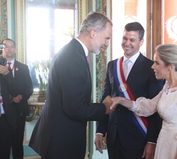 Su Majestad el Rey saluda a la Primera Dama de la República del Paraguay,Leticia Ocampos
