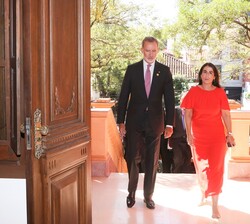 Su Majestad el Rey llega a la nueva cancillería de la Embajada de España, acompañado de la embajadora de España en la República del Paraguay,Carmen Ca