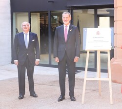 Su Majestad el Rey descubre una placa conmemorativa
