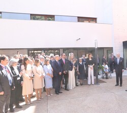 Su Majestad el Rey dirige una breves palabras a los representantes de la colectividad española