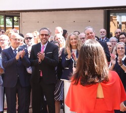 Su Majestad el Rey durante el encuentro con representantes de la colectividad española