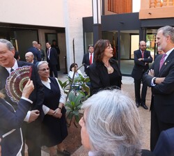 Su Majestad el Rey con los representantes de la colectividad española