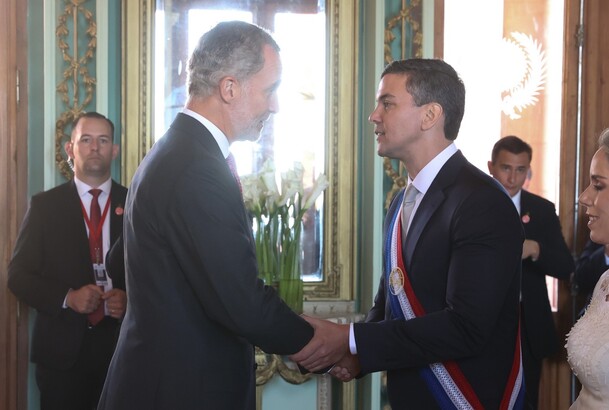 Su Majestad el Rey saluda al Presidente de la República del Paraguay,Santiago Peña