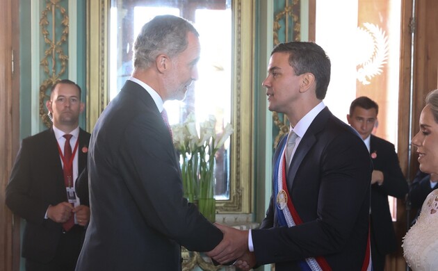 Su Majestad el Rey saluda al Presidente de la República del Paraguay,Santiago Peña
