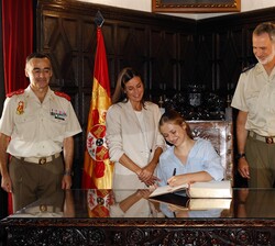 Firma en el libro de honor de la Academia General Militar de Doña Leonor, en presencia de Sus Majestades los Reyes y de Su Alteza Real la Infanta Doña