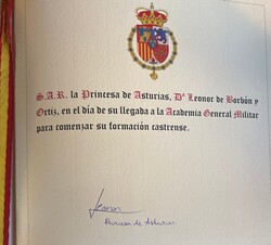 Libro de honor de la Academia General Militar con la firma de Su Alteza Real la Princesa de Asturias