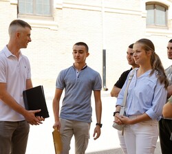 Doña Leonor conversa con compañeros durante el proceso de ingreso en la Academia General Militar