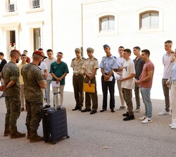 Su Alteza Real la Princesa de Asturias y los nuevos alumnos durante las explicaciones de los componentes de la Academia General Militar