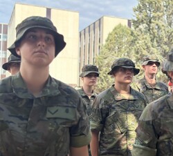 Formación de los cadetes con Doña Leonor en filas