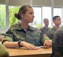 Doña Leonor durante la clase