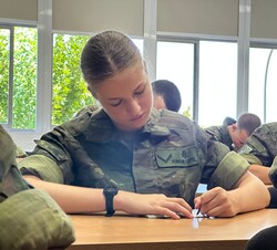 La Princesa toma notas durante la clase