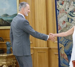 Su Majestad el Rey recibe el saludo de la presidenta del Congreso de los Diputados, Doña Francina Armengol Socias