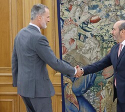 Su Majestad el Rey recibe el saludo del presidente del Senado, Don Pedro Manuel Rollán Ojeda