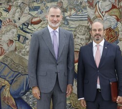 Su Majestad el Rey acompañado por el presidente del Senado, Don Pedro Manuel Rollán Ojeda