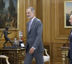 Su Majestad el Rey acompañado por el presidente del Senado, Don Pedro Manuel Rollán Ojeda, se dirigen al despacho de Don Felipe