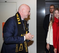 La Reina y la Infanta Doña Sofía con el presidente de la FIFA, Gianni Infantino