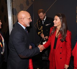 Doña Letizia y Doña Sofía reciben el saludo del seleccionador nacional de la selección española de fútbol masculino, Luis de la Fuente Castillo