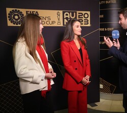 Doña Letizia y Doña Sofía durante sus declaraciones de apoyo a la selección española de fútbol femenino antes del comienzo la final contra Inglaterra