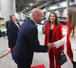 Doña Letizia y Doña Sofía son recibidas por el presidente de la Real Federación Española de Fútbol, Luis Manuel Rubiales