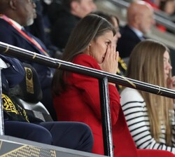 Doña Letizia y Doña Sofía durante un momento de tensíon en el desarrollo del partido