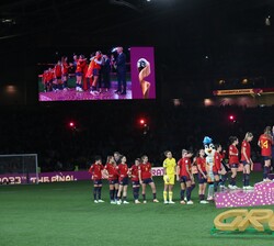 La selección española accede al podium para recoger la medalla y copa