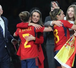 Doña Letizia y Doña Sofía en el podium con las campeonas del mundo