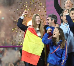 Doña Sofía en el podium con las campeonas del mundo