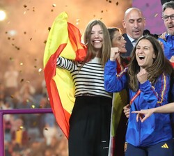 Doña Letizia y Doña Sofía con las campeonas del mundo