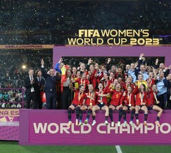 La Reina y la Infanta junto al staff técnico y jugadoras de la selección española de fútbol femenino, campeonas de de la “Copa Mundial Femenina 