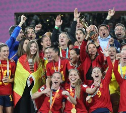 La Reina y la Infanta Doña Sofía celebran el campeonato del mundo con las jugadoras de la selección española