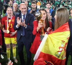 Doña Letizia y Doña Sofía con la copa de campeonas del mundo