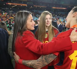 Doña Letiza y Doña Sofía con las jugadoras de España