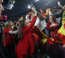 La Reina y la Infanta con el publico español asistente a la final