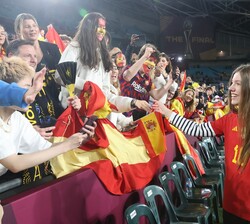 Doña Sofía con el publico español asistente a la final