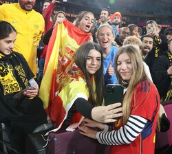 Doña Sofía con la afición española