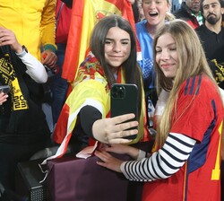 Doña Sofía con una aficionada