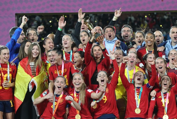 La Reina y la Infanta Doña Sofía celebran el campeonato del mundo con las jugadoras de la selección española