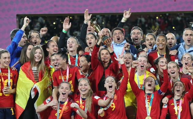 La Reina y la Infanta Doña Sofía celebran el campeonato del mundo con las jugadoras de la selección española